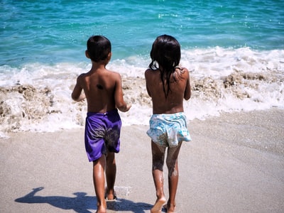两个孩子的特写摄影海滨白天旁边
